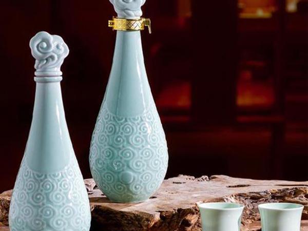 痴迷陶瓷酒瓶,30年收藏17000余件